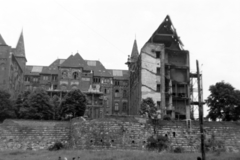 Magyarország, Budapest I., a Magyar Országos Levéltár hátsó, sérült homlokzata, a mai Európa Liget területe felől., 1946, Somlói Miklós dr., Budapest, háborús kár, épületkár, várfal, Fortepan #204354