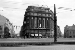 Hungary, Budapest V.,Budapest VIII.,Budapest IX., Kálvin tér, az Állami Biztosító székháza az Üllői út és a Ráday utca között., 1960, Somlói Miklós dr., Budapest, political decoration, Fashion store, cornerhouse, Fortepan #204356