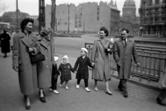 Hungary, Budapest V., Károly (Tanács) körút a Deák Ferenc tér felé nézve., 1960, Somlói Miklós dr., Budapest, coat, hold hands, family, Fortepan #204357