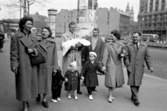 Hungary, Budapest V., Károly (Tanács) körút a Deák Ferenc tér felé nézve., 1960, Somlói Miklós dr., Budapest, hold in arms, coat, hold hands, family, Fortepan #204358