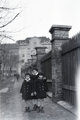 Magyarország, Budapest IX., Boráros tér, háttérben az Angyal utca sarkán álló ház látható., 1925, Somogyvári Gergő, Budapest, testvérek, hárman, magasszárú cipő, harisnya, dupla soros kabát, Fortepan #204369