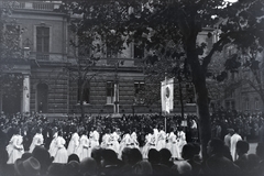 Hungary, Budapest V., Alkotmány utca 9-11., jobbra a Honvéd utca., 1933, Somogyvári Gergő, Budapest, white dress, girls, procession, Fortepan #204395