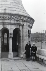 Magyarország, budai Vár,Halászbástya, Budapest I., 1935, Somogyvári Gergő, Budapest, lányok, dupla soros kabát, Fortepan #204397