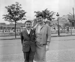 Hungary, Budapest V., Dunakorzó., 1955, Fortepan, Budapest, suit, boy, gloves, costume, mother, wrist watch, Fortepan #2044