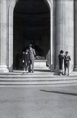 Magyarország, Budapest V., Március 15. (Eskü) tér, Erzsébet királyné emlékműve (Zala György szobrászművész és Hikisch Rezső műépítész alkotása, 1932.)., 1935, Somogyvári Gergő, Budapest, emlékmű, Fortepan #204408