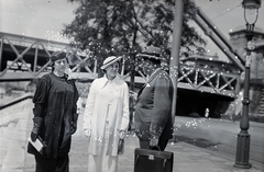 Hungary, Budapest V., Belgrád (Ferenc József) rakpart, háttérben az Erzsébet híd., 1937, Somogyvári Gergő, Budapest, three people, talks, damaged photo, Fortepan #204410