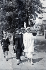 Hungary, Budapest V., Belgrád (Ferenc József) rakpart, háttérben az Erzsébet híd., 1937, Somogyvári Gergő, Budapest, family, damaged photo, Bocskai-jacket, "Bocskai" side cap, Fortepan #204411