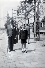 Hungary, Budapest V., Belgrád (Ferenc József) rakpart, háttérben az Erzsébet híd., 1937, Somogyvári Gergő, Budapest, kid, Bocskai-jacket, "Bocskai" side cap, Fortepan #204412