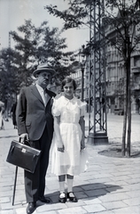 Hungary, Budapest V., a felvétel a Belgrád (Ferenc József) rakparton a Sörház utca közelében készült., 1937, Somogyvári Gergő, Budapest, white dress, girl, gentleman, briefcase, Fortepan #204414