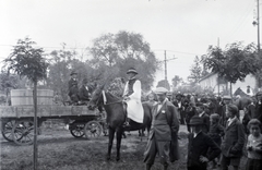 Magyarország, Gödöllő, Szabadság tér, szüreti felvonulás. Jobbra háttérben az egykori Hamvay-kúria, ekkor iskola, ma Városi Múzeum., 1933, Somogyvári Gergő, felvonulás, szüret, Fortepan #204418