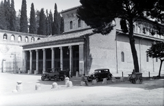 Olaszország, Róma, Piazzale San Lorenzo, Szent Lőrinc-templom (San Lorenzo fuori le mura), háttrében a Veranő temető fala., 1929, Somogyvári Gergő, kézikocsi, oszlopsor, utcaseprő, automobil, Fortepan #204424