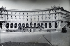 Olaszország, Róma, Piazza della Repubblica, balra a Najádok-kútja (Fontana delle Naiadi), jobbra a Via Vittorio Emanuele Orlando torkolata., 1929, Somogyvári Gergő, díszkút, Fortepan #204427