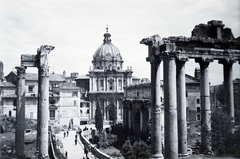 Olaszország, Róma, Forum Romanum, középen Septimius Severus diadalíve, távolabb a Chiesa dei Santi Luca e Martina., 1929, Somogyvári Gergő, oszlop, rom, antik kultúra, Fortepan #204429