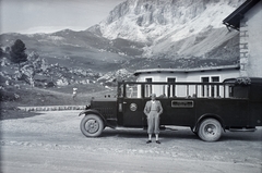 Olaszország, Selva di Val Gardena, 1933, Somogyvári Gergő, zsebredugott kéz, bricsesz, autóbusz, völgy, Fortepan #204436