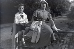 1937, Somogyvári Gergő, lady, boy, sitting on a handrail, Fortepan #204443