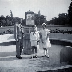 Magyarország, Margitsziget, Budapest, a felvétel a Margit-fürdő előtti ivókútnál készült, háttérben a Víztorony., 1934, Somogyvári Gergő, gyerekek, fehér ruha, matrózblúz, ivókút, Fortepan #204446