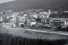 Olaszország, Ortisei, kissé jobbra a Szent Antal-templom (Chiesa di Sant'Antonio), 1933, Somogyvári Gergő, lakóház, völgy, Fortepan #204459