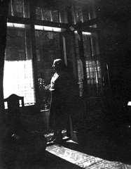 Hungary, Budapest IX., Mester utca 4-6., I. em., háttérben a Mester utca - Ferenc körút sarkán álló ház., 1936, Fortepan, portrait, sunshine, balcony, interior, shadow, lady, Budapest, backlight, standing in door, Fortepan #20446