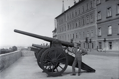 Magyarország, budai Vár, Budapest I., Anjou (Prímás) bástya, Hadtörténeti Múzeum északi szárnya az Esztergomi rondella felől nézve., 1934, Somogyvári Gergő, Budapest, ágyú, Fortepan #204468