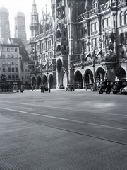 Németország, München, Marienplatz, jobbra az Új Városháza (Neues Rathaus), háttérben a Miasszonyunk-templom (Frauenkirche) két tornya., 1935, Somogyvári Gergő, épületdísz, Fortepan #204485