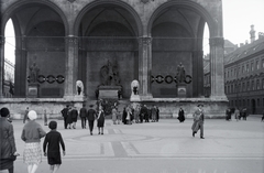 Németország, München, Odeonsplatz, a Feldherrnhalle. A sikertelen 1923. november 8-9-i müncheni sörpuccs (Hitler-Ludendorff-Putsch) nemzetiszocialista halálos áldozatainak Kurt Schmidt-Ehmen által készített emlékműve., 1935, Somogyvári Gergő, emlékmű, nácizmus, Fortepan #204486