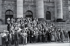 Németország, München, Franz-Josef-Strauss-Ring, a felvétel a Bayerische Staatskanzlei bejárata előtt készült., 1935, Somogyvári Gergő, csoportkép, Fortepan #204488