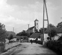 Magyarország, Kács, Rákóczi út, Szentháromság-templom., 1953, Szalai Zoltán, utcakép, földút, templom, katolikus, légvezeték, lámpaoszlop, Fortepan #204499