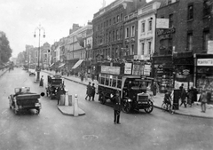 United Kingdom, London, az Oxford Street az Orchard Street sarkától a Márvány Diadalív (Marble Arch) felé nézve., 1932, Fortepan, bicycle, intersection, cop, lamp post, double-decker, automobile, awning, directing traffic, Fortepan #20450