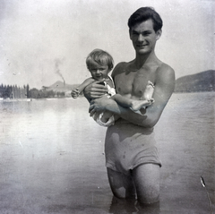 Hungary,Lake Balaton, Badacsonytomaj, 1949, Szalai Zoltán, man, girl, lake, hold in arms, Fortepan #204502