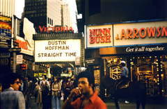 Amerikai Egyesült Államok, New York, Broadway - Nyugati 46. utca sarok, balra a Times Square., 1978, Szilágyi Zsófia, Fortepan #204551