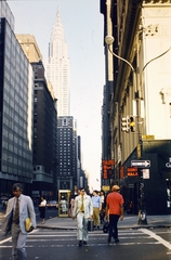 Amerikai Egyesült Államok, New York, Keleti 42. utca az Ötödik sugárút felől, háttérben a Chrysler Building., 1978, Szilágyi Zsófia, Fortepan #204553