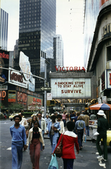 Amerikai Egyesült Államok, New York, Broadway, balra a Times Square, jobb szélen a Nyugati 46. utca sarok., 1978, Szilágyi Zsófia, Fortepan #204559