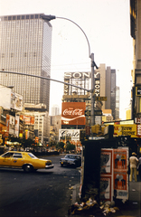 Amerikai Egyesült Államok, New York, Times Square a Nyugati 45. utca sarkától nézve, a háttérben szemben a Broadway, jobbra a Hetedik sugárút., 1978, Szilágyi Zsófia, Fortepan #204563