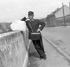 Magyarország, Budapest I., Győző utca a Márvány utca felől nézve, balra a Déli pályaudvar., 1953, Fortepan, portré, utcakép, postás, Budapest, Fortepan #2046