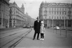 Magyarország, Budapest V., Erzsébet híd pesti hídfő, Március 15. tér. Héttérben a villamosmegálló a Váci utcánál., 1967, Váradi Judit, Budapest, Fortepan #204617