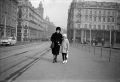 Magyarország, Budapest V., Erzsébet híd pesti hídfő, Március 15. tér. Héttérben a villamosmegálló a Váci utcánál., 1967, Váradi Judit, Budapest, Fortepan #204618