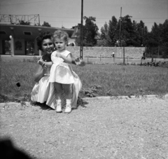 Hungary, Budapest XIV., park a Széchenyi fürdőnél, háttérben az Állatkerti körút és a Vidámpark főbejárata., 1960, Váradi Judit, amusement park, Budapest, striped dress, dotted dress, girl, mother, Fortepan #204620