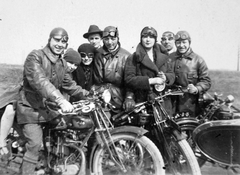 AJS (A. J. Stevens & Co. Ltd.) angol gyártmányú motorkerékpárok., 1936, Fortepan, kirándulás, brit gyártmány, AJS-márka, motorkerékpár, csoportkép, nők, férfiak, szemüveg, bőrdzseki, bőr sapka, motoros szemüveg, New Hudson-márka, lányok-járművek, Fortepan #20468