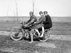 AJS (A. J. Stevens & Co. Ltd.) angol gyártmányú motorkerékpár., 1936, Fortepan, brit gyártmány, AJS-márka, motorkerékpár, csoportkép, nők, férfi, bőr sapka, motoros szemüveg, lányok-járművek, Fortepan #20469