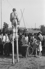 Uzbekistan, Samarkand, mutatványosok az Ulug'bek medresze mögötti területen, a Registon ko'chasi (ulica Regisztanszkaja) közelében (később park)., 1971, Kereki Sándor, Soviet Union, stilt, Fortepan #204692