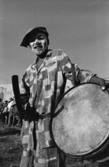 Uzbekistan, Samarkand, mutatványosok az Ulug'bek medresze mögötti területen, a Registon ko'chasi (ulica Regisztanszkaja) közelében (később park)., 1971, Kereki Sándor, Soviet Union, drum, Fortepan #204698