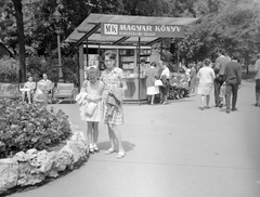 Magyarország, Városliget,Állatkert, Budapest XIV., a felvétel a főbejárat közelében készült., 1960, Fortepan, kereskedelem, szabadidő, utcabútor, gyermek, könyv, park, lámpaoszlop, Budapest, könyvárus, Fortepan #2047