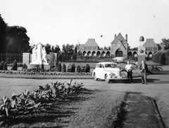 Magyarország, Debrecen, Nagyerdei Köztemető. Bal oldalon a három alakos Krisztus-szobor (Némethy László, 1931.)., 1938, Fortepan, temető, automobil, Opel Kapitän, szoborcsoport, Jézus Krisztus-ábrázolás, Fortepan #20470