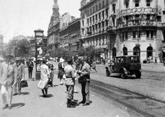 Magyarország, Budapest VIII.,Budapest VII., Blaha Lujza tér, a Nagykörút - Rákóczi út kereszteződése és a Dohány utca felé nézve., 1935, Fortepan, divat, kalap, plakát, járókelő, utcakép, életkép, hirdetőoszlop, aktatáska, villamosmegálló, automobil, Budapest, Fortepan #20473