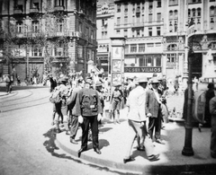 Magyarország, Budapest V., Ferenciek tere (Apponyi tér) a Veres Pálné utca felől nézve, szemben jobbra a Párizsi udvar., 1931, Fortepan, plakát, cégtábla, rendőr, hirdetőoszlop, Korb Flóris-terv, Giergl Kálmán-terv, középület, eklektikus építészet, Budapest, Henrik Schmahl-terv, cserkész, Fortepan #20475