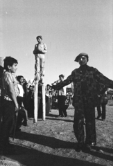 Üzbegisztán, Szamarkand, mutatványosok az Ulug'bek medresze mögötti területen, a Registon ko'chasi (ulica Regisztanszkaja) közelében (később park)., 1971, Kereki Sándor, Szovjetunió, mutatványos, gólyaláb, Fortepan #204763