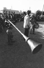 Üzbegisztán, Szamarkand, mutatványosok az Ulug'bek medresze mögötti területen, a Registon ko'chasi (ulica Regisztanszkaja) közelében (később park)., 1971, Kereki Sándor, Szovjetunió, dob, kürt, Fortepan #204770