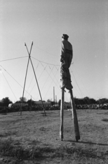 Üzbegisztán, Szamarkand, mutatványosok az Ulug'bek medresze mögötti területen, a Registon ko'chasi (ulica Regisztanszkaja) közelében (később park)., 1971, Kereki Sándor, Szovjetunió, gólyaláb, Fortepan #204771