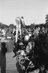 Üzbegisztán, Szamarkand, mutatványosok az Ulug'bek medresze mögötti területen, a Registon ko'chasi (ulica Regisztanszkaja) közelében (később park)., 1971, Kereki Sándor, Szovjetunió, gólyaláb, Fortepan #204772