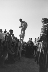 Üzbegisztán, Szamarkand, mutatványosok az Ulug'bek medresze mögötti területen, a Registon ko'chasi (ulica Regisztanszkaja) közelében (később park)., 1971, Kereki Sándor, gólyaláb, Fortepan #204774